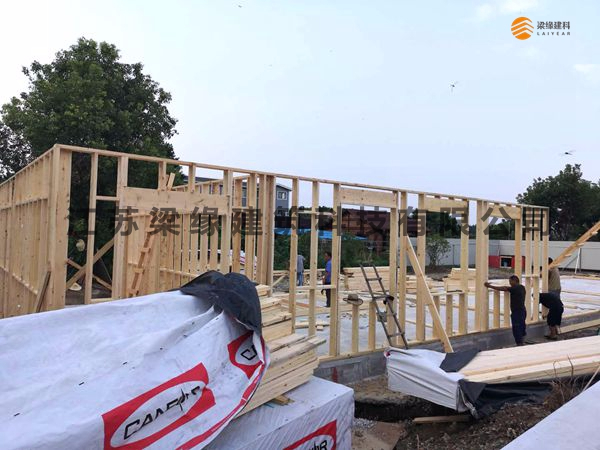 梁緣建科施工人員克服高溫完成蘇州某私立學校木結構教學樓工程基礎